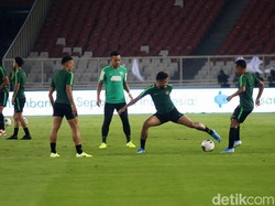 Para pemain Timnas Indonesia menjalani sesi latihan di Stadion GBK.