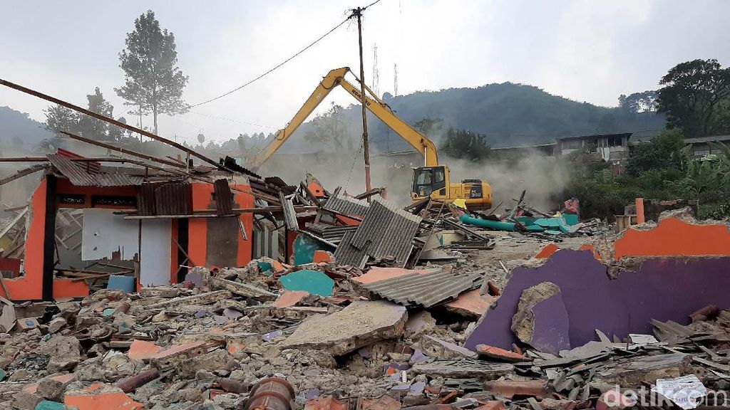 Bangunan Liar di Puncak Dibongkar Usai Aksi Bakar Ban
