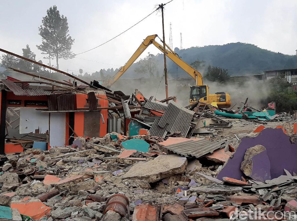 Bangunan Liar di Puncak Dibongkar Usai Aksi Bakar Ban