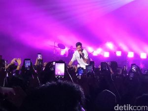 Mike Shinoda Rayakan Ulang Tahun Kru di Atas Panggung