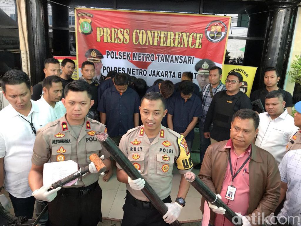 Polisi Tangkap 10 Pencuri Kabel Telkom di Mangga Besar Polisi Tangkap 10 Pencuri Kabel Telkom di Mangga Besar