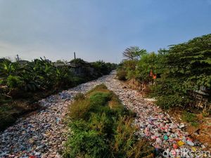 Penuh! Lautan Sampah di Kali Jambe Bekasi