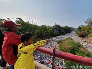 Dinas LH Bekasi Akan Cek Lautan Sampah di Kali Jambe Hari Ini Dinas LH Bekasi Akan Cek Lautan Sampah di Kali Jambe Hari Ini
