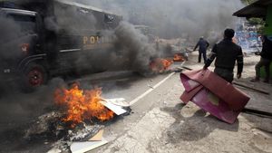Aksi Bakar Ban di Jalan Raya Puncak Bogor