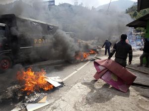 Satpol PP Mulai Bongkar Bangunan Usai Warga Bakar Ban di Puncak Bogor Satpol PP Mulai Bongkar Bangunan Usai Warga Bakar Ban di Puncak Bogor