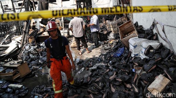 Pabrik Sepatu di Penjaringan Ludes Terbakar