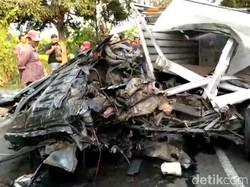 Pikap Tabrak Truk Tronton di Sidoarjo, 2 Orang Tewas