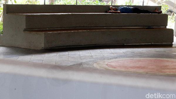 Kala Taman Kolong Semanggi Berubah Fungsi Jadi Tempat Tidur Warga