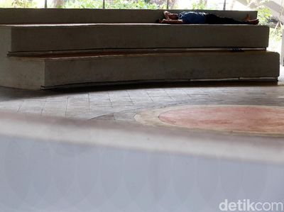 Kala Taman Kolong Semanggi Berubah Fungsi Jadi Tempat Tidur Warga
