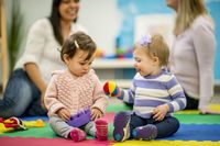 6 Tips Mendidik Anak Pemalu Jadi Percaya Diri