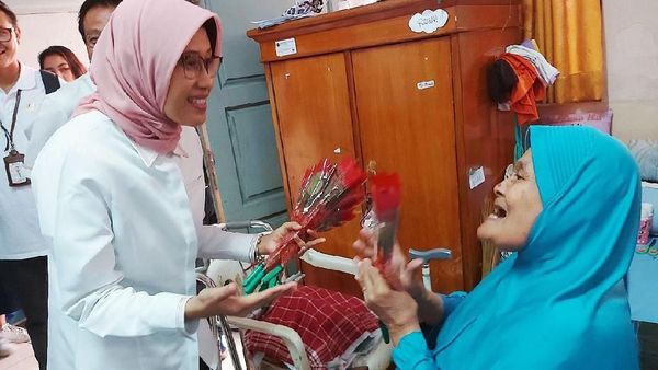 Senyum Pelanggan PLN di Panti Werda Tresna Budi Senyum Pelanggan PLN di Panti Werda Tresna Budi