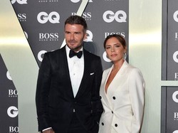 Gaya Victoria Beckham di Pernikahan Brooklyn Beckham, Pakai Gaun Silver