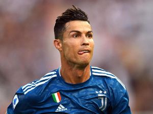 Aneh! Ronaldo Cium Rambut Renato Sanches (Lagi)