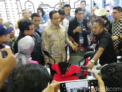 Anies Lihat-lihat Motor dan Mobil Listrik di IEMS