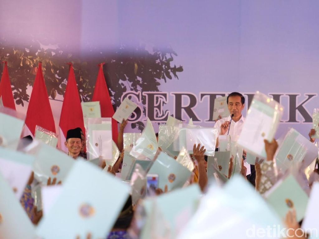 Bagi-bagi Sertifikat di Kalbar, Jokowi Dicurhati Harga Karet Bagi-bagi Sertifikat di Kalbar, Jokowi Dicurhati Harga Karet