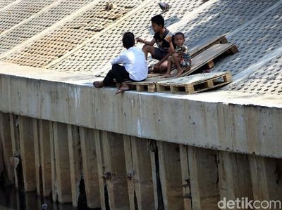 Bersantai di Turap Kali Grogol