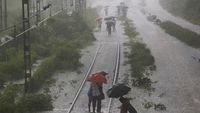 Jadwal Kereta dan Penerbangan Terganggu Imbas Hujan Deras di Mumbai