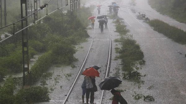 Jadwal Kereta dan Penerbangan Terganggu Imbas Hujan Deras di Mumbai