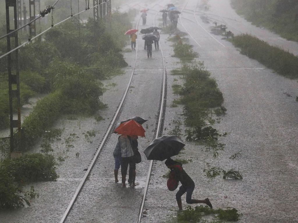 Jadwal Kereta dan Penerbangan Terganggu Imbas Hujan Deras di Mumbai Jadwal Kereta dan Penerbangan Terganggu Imbas Hujan Deras di Mumbai