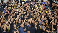 Tak mau kalah dengan Indonesia, suporter Malaysia juga terus meneriakkan yel-yel dukungan kepada tim kesayangannya.