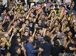 Tak mau kalah dengan Indonesia, suporter Malaysia juga terus meneriakkan yel-yel dukungan kepada tim kesayangannya.