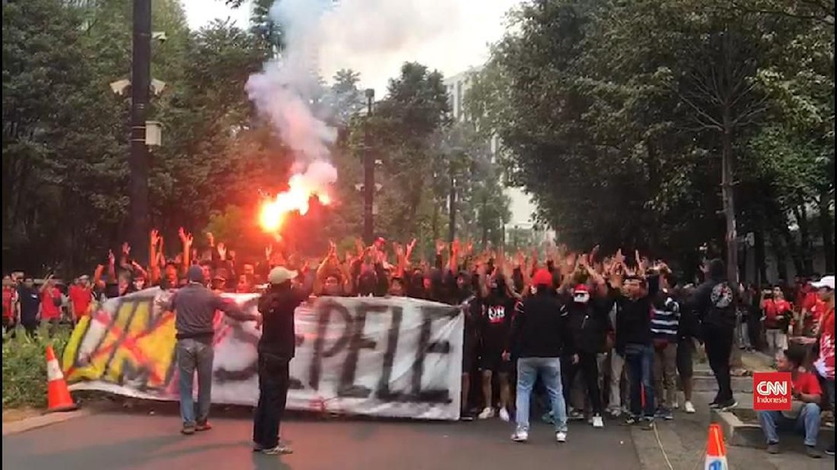 Timnas Malaysia diserang segelintir fan Indonesia jelang kickoff (CNN Indonesia/Titi Fajriah)