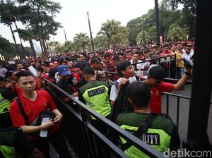 Indonesia Vs Malaysia: Suporter Ricuh di Luar Stadion, Polisi Dilempari Batu
