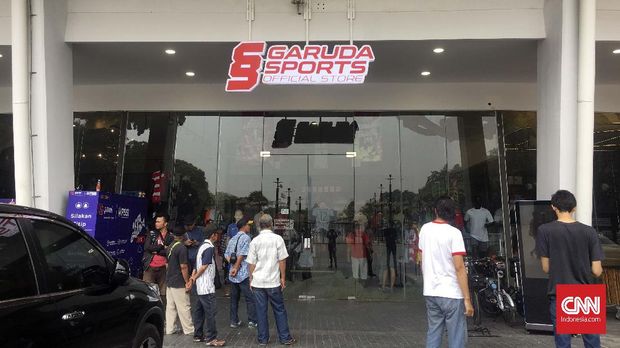 Garuda Store diserbu suporter yang mencari tiket sisa.