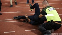 Petugas keamanan berhasil mengamankan suporter yang memasuki lapangan.