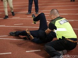 Petugas keamanan berhasil mengamankan suporter yang memasuki lapangan.