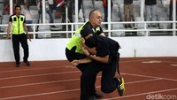Seorang suporter menerobos memasuki lapangan GBK saat laga timnas Indonesia vs Malaysia masih berlangsung, Kamis (5/9/2019).
