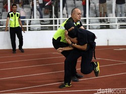 Seorang suporter menerobos memasuki lapangan GBK saat laga timnas Indonesia vs Malaysia masih berlangsung, Kamis (5/9/2019).