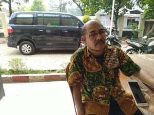 Sampah Bertumpuk di Pinggir Rel Citeureup, Lurah Suharto Turun Tangan