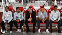 Simon McMenemy tampak serius mengamati jalannya pertandingan.