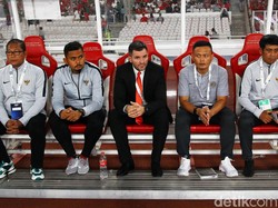 Simon McMenemy tampak serius mengamati jalannya pertandingan.