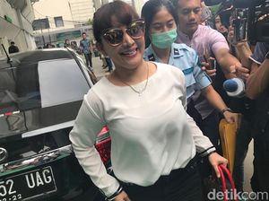 Berbusana Kasual, Roro Fitria Jalani Sidang PK