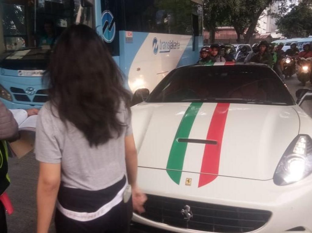 Pengemudi Ferrari Ngaku Tak Punya Tempat Pasang Nopol, Polisi: Alasan Saja Pengemudi Ferrari Ngaku Tak Punya Tempat Pasang Nopol, Polisi: Alasan Saja