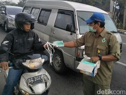Kutang Hingga Pantyliner, Berbagai Benda Ini Dipakai Jadi Masker Polusi