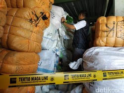 Kemendag Sita 551 Bal Pakaian Impor Bekas di Bandung