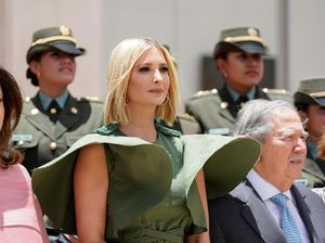 Baju Kena Angin, Ivanka Trump Diejek Mirip Tanaman hingga Dinosaurus
