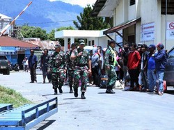 TNI-Warga Gotong Royong Bersihkan Sisa-sisa Kerusuhan Wamena