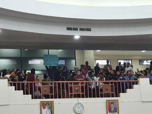 2 Mahasiswa Menyusup di Pelantikan Anggota DPRD Kabupaten Bekasi 2 Mahasiswa Menyusup di Pelantikan Anggota DPRD Kabupaten Bekasi