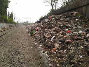 Warga Sebut Tumpukan Sampah Samping Rel Citeureup Ada Sejak 2015