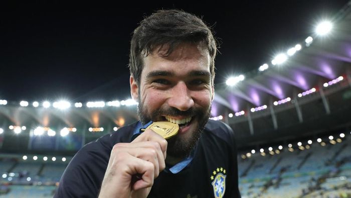 Alisson Becker dijagokan memenangi penghargaan Kiper Terbaik FIFA. Foto: Buda Mendes / Getty Images Alisson Becker dijagokan memenangi penghargaan Kiper Terbaik FIFA. Foto: Buda Mendes / Getty Images