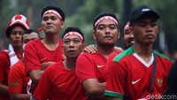 Suporter timnas Indonesia kompak memakai kaus kebanggaan timnas dengan warna merah.