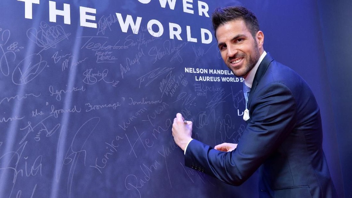 Cesc Fabregas mengaku dua kali menolak tawaran gabung Real Madrid. Foto: Christian Alminana / Getty Images for Laureus