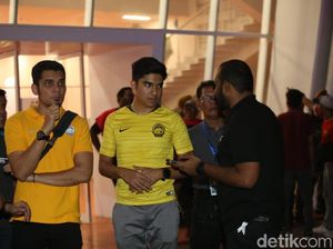 Ricuh Berlanjut, Suporter dan Menpora Malaysia Tertahan di Dalam GBK