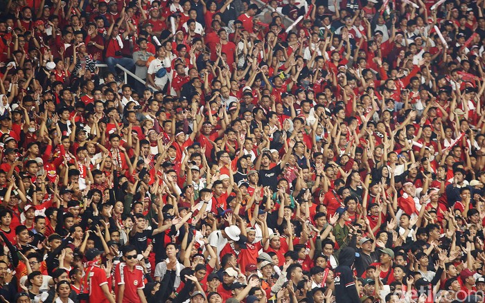 Pertandingan Timnas Indonesia dan Malaysia dalam Kualifikasi Piala Dunia 2022 sempat dihentikan sementara. Suporter tuan rumah berulah di tengah pertandingan yang berlangsung di Stadion Utama Gelora Bung Karno, Kamis (5/9/2019).