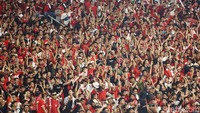 Di laga itu, kedua tim mendapatkan dukungan dari masing-masing suporter.