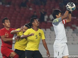 Farizal Marlias berhasil mengamankan gawannya dari serangan para pemain timnas Indonesia.